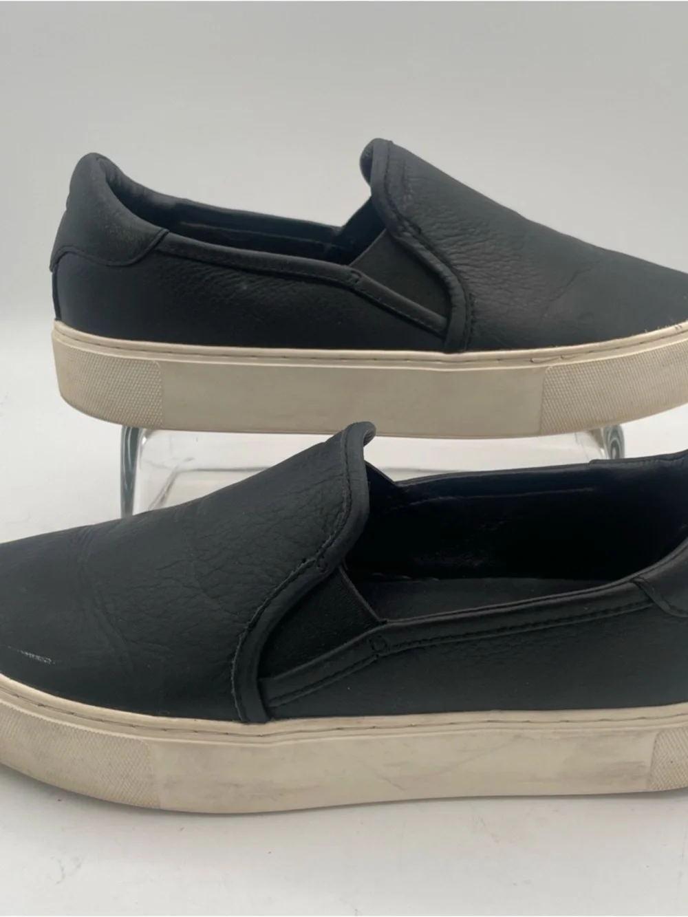 UGG‎ Women’s black leather Slip-On  Sneaker Loafer Comfort Size 8.5